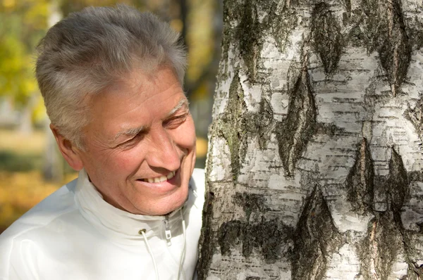 Old man and tree — Stock Photo, Image