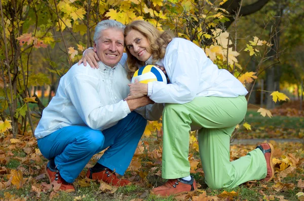 Olds with ball — Stock Photo, Image