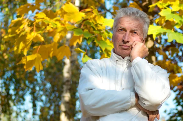 Alter Mann im Herbstpark — Stockfoto
