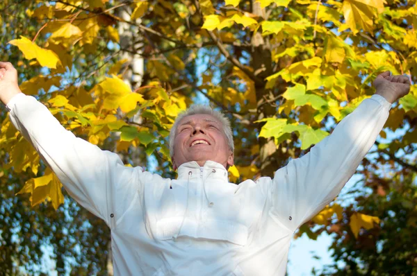 Yaşlı bir adam sonbahar Park — Stok fotoğraf