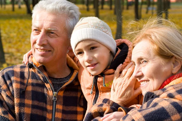 Großeltern mit Kind in der Natur — Stockfoto