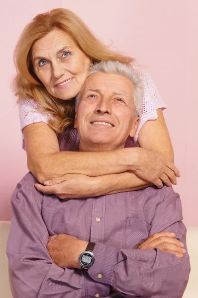 Милая пожилая пара на розовом — стоковое фото