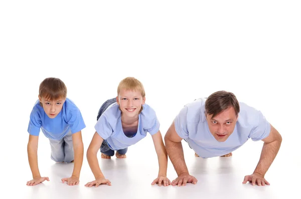 Papa und Söhne schieben nach oben — Stockfoto