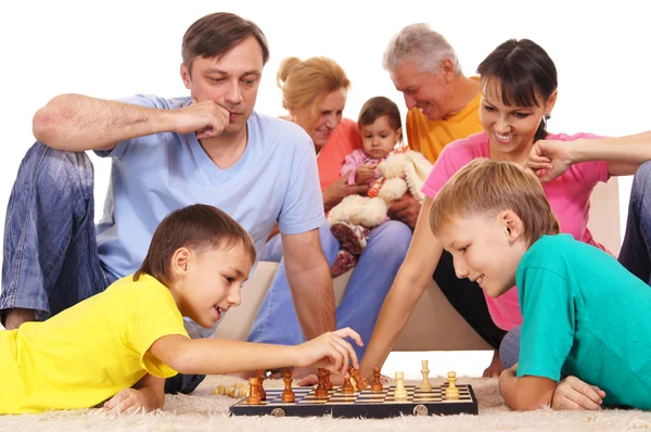 Famiglia che gioca a scacchi — Foto Stock