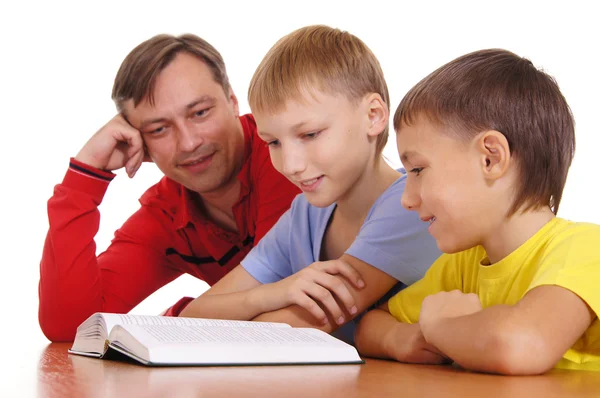 Отец и сыновья читают — стоковое фото