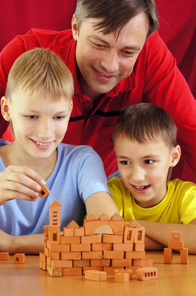 Vader en zonen spelen — Stockfoto