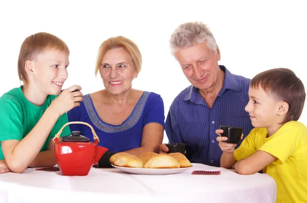 Familie isst am Tisch — Stockfoto