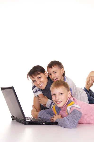 Μαμά και γιους με laptop — Φωτογραφία Αρχείου