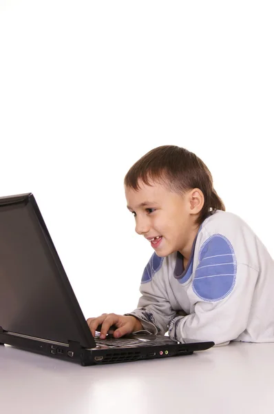 笔记本电脑的小男孩 — 图库照片