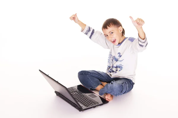Kleine jongen en laptop — Stockfoto