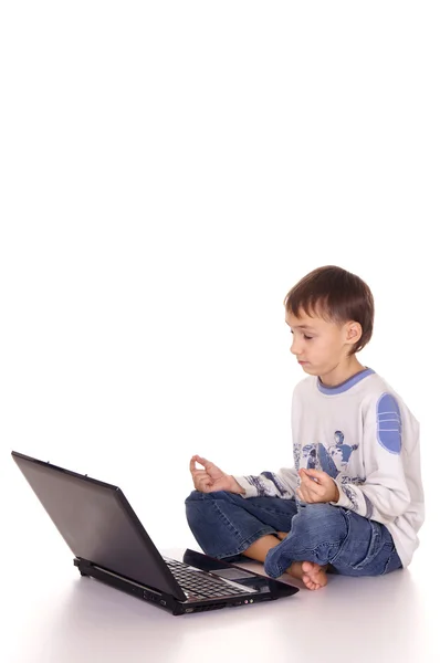 Liten pojke och laptop — Stockfoto