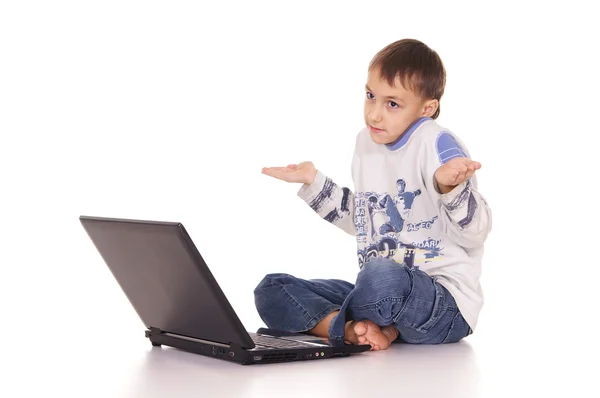 Petit garçon et ordinateur portable — Photo