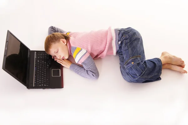 Pojken sover på laptop — Stockfoto