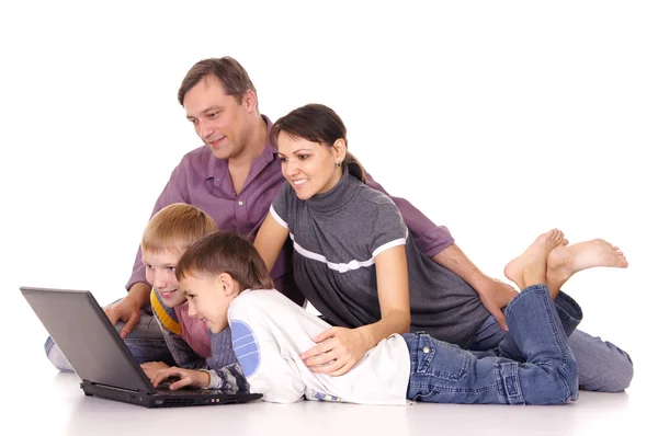 Familie met computer — Stockfoto