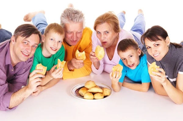 Семья с булочками — стоковое фото
