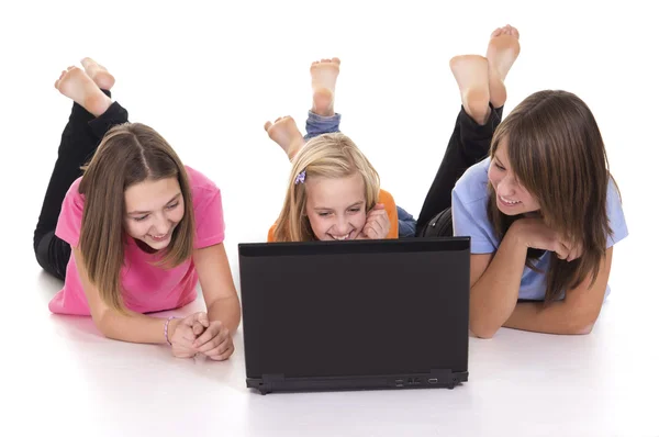 三个女孩和便携式计算机 — 图库照片