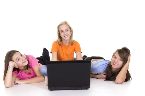 三个年轻女孩和便携式计算机 — 图库照片