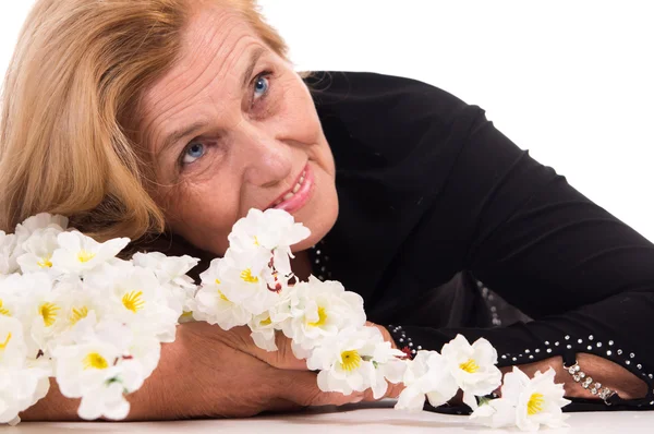 Stara kobieta i kwiaty — Zdjęcie stockowe