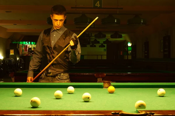 Guy plays billiards — Stock Photo, Image