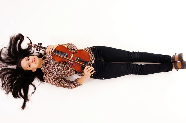 バイオリンを持つ若い女性は — ストック写真