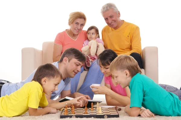 Familj spelar schack — Stockfoto