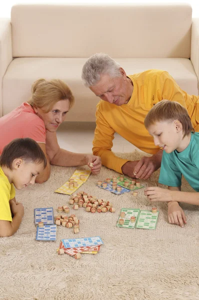 Familia jugando en la alfombra —  Fotos de Stock