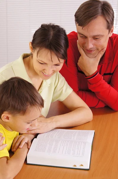 Happy family reading — Stock Photo, Image