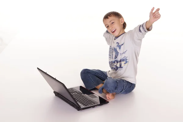 Niño con computadora —  Fotos de Stock