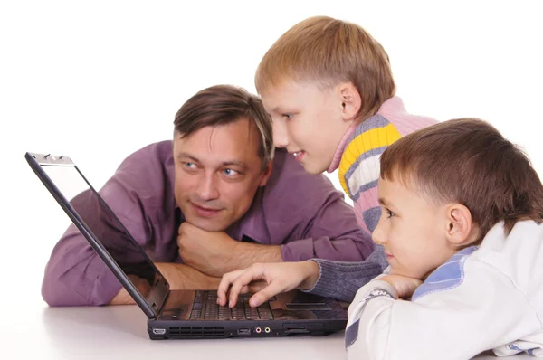 Gelukkige familie en laptop — Stockfoto