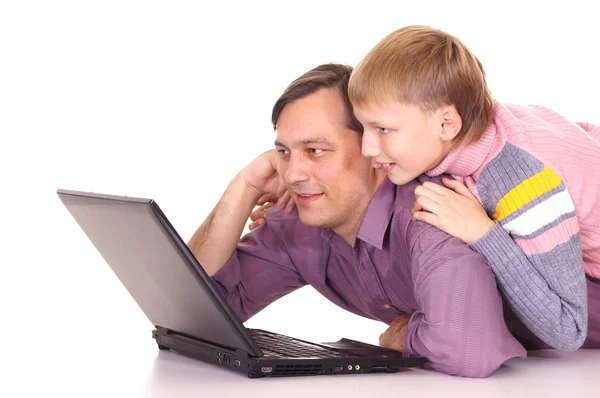 爸爸和儿子与便携式计算机 — 图库照片