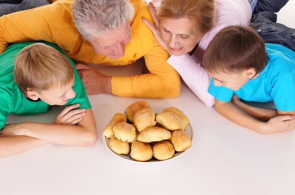 Famiglia e biscotti — Foto Stock