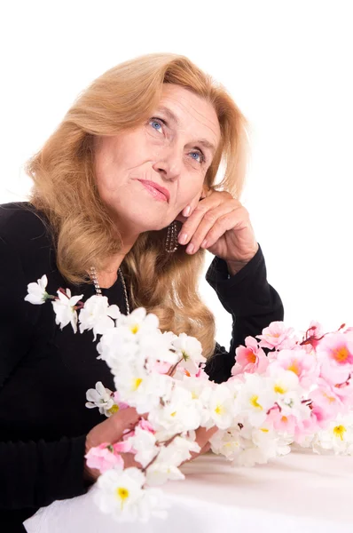 Glückliche alte Frau mit Blumen — Stockfoto