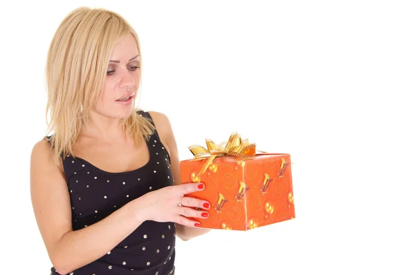 Девушка и подарок — стоковое фото