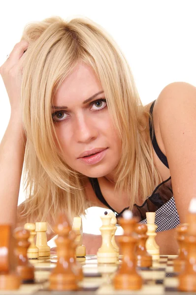 Девушка и шахматы — стоковое фото