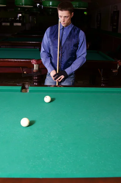 Guy playing billiards — Stock fotografie