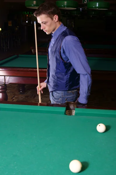 Guy playing billiards — Stock fotografie