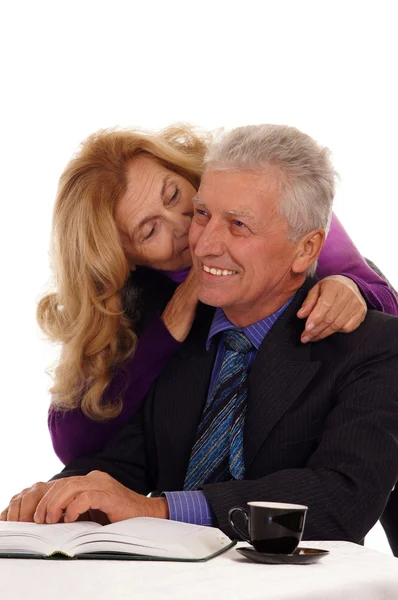 Bejaarde echtpaar aan tafel — Stockfoto