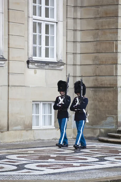 Copenaghen: guardia reale danese al palazzo amalienborg — Foto Stock