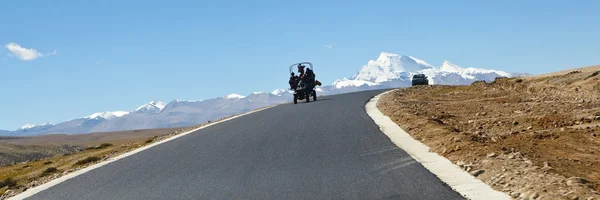 Tibet: horská silnice — Stock fotografie