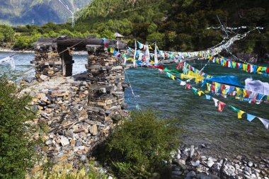 Tibet: halat köprü dua bayrakları ile