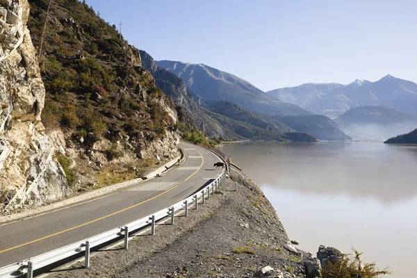 Tibet: carretera y lago — Foto de Stock