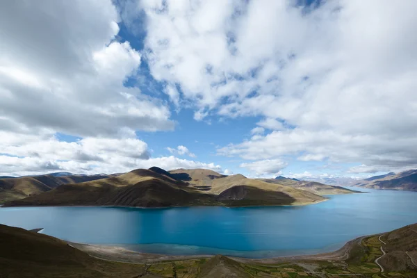 Тибет: озеро Ямдрок Юмцо — стоковое фото