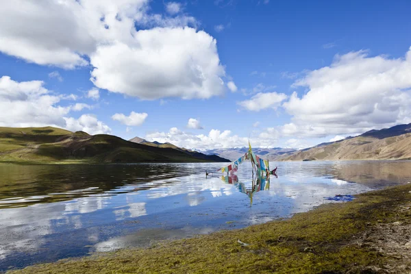 Тибет: озеро Ямдрок Юмцо — стоковое фото