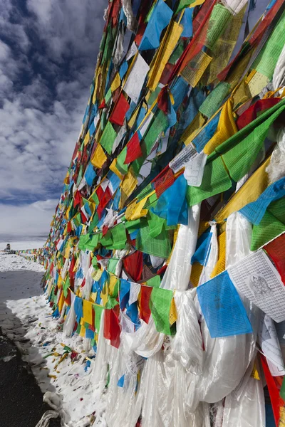 Тибет: молитовні прапори — стокове фото
