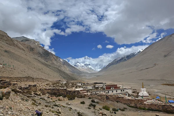 Tibet: rongbuk klooster aan de voet van mt. everest — Stockfoto