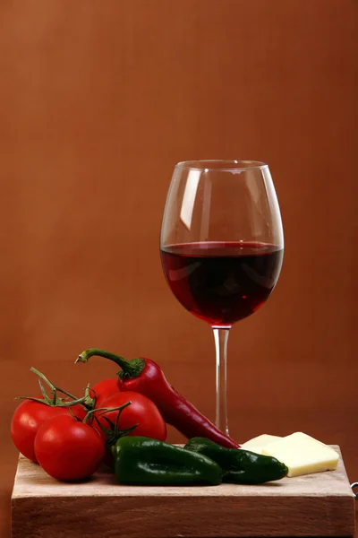 Red Wine on brown background — Stock Photo, Image