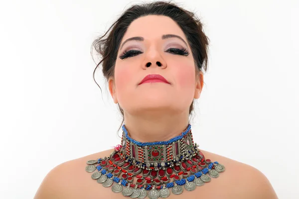 Sexig kvinna med konstnärliga halsband — Stockfoto