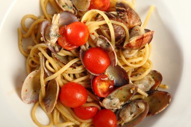 Linguine istiridye ve domates ile