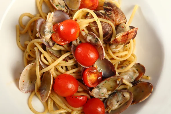 Linguine with clams and tomatoes — Stock Photo, Image