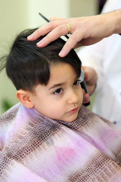 Criança encantadora em cabeleireiro — Fotografia de Stock